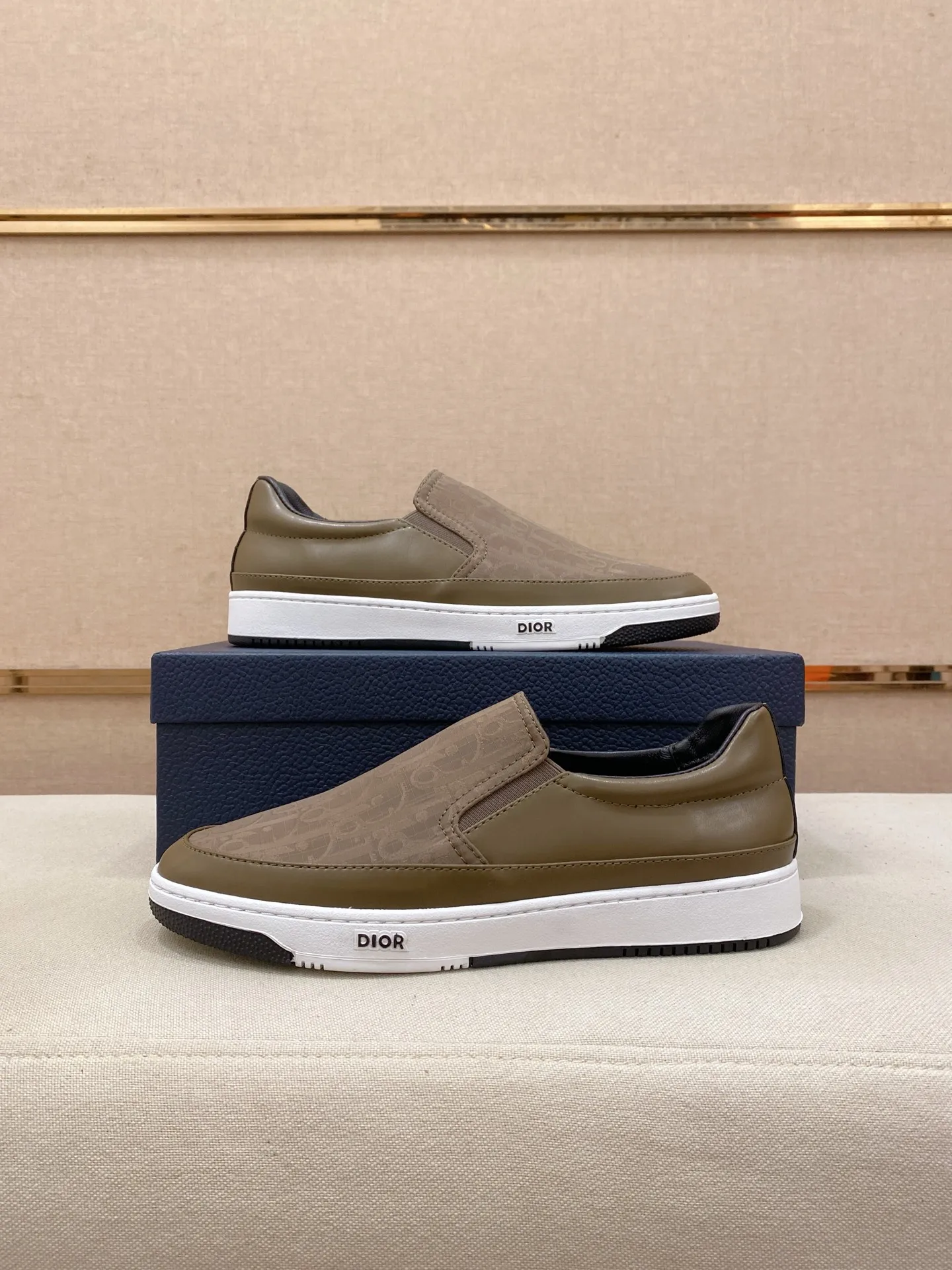 Men's shoes💰 400💰🇮🇹🇮🇹Dior d The new models are on sale at the same time at the counter. The uppers are imported from Italy, and the linings are all imported sheepskin. They are completely 1⃣️ to 1⃣️ replicas 🇮🇹💪💪, ⚠shoes Bottoms: Original soles are specially provided by the original factory. The exclusive movable molded soles are super comfortable. ⚠Original factory goods, 🔍🔍high quality. You can enter and leave the counter at will. Welcome to compare⚠. Code number:38-44